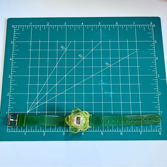 Vintage 90’s Plastic Flower Quartz Watch - Picture 6 of 6